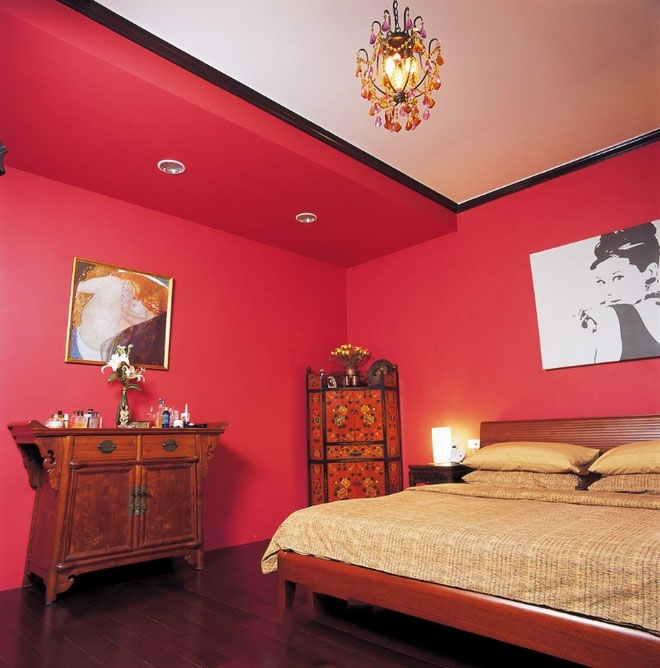 浓郁梅红东南亚风情卧室墙面装饰