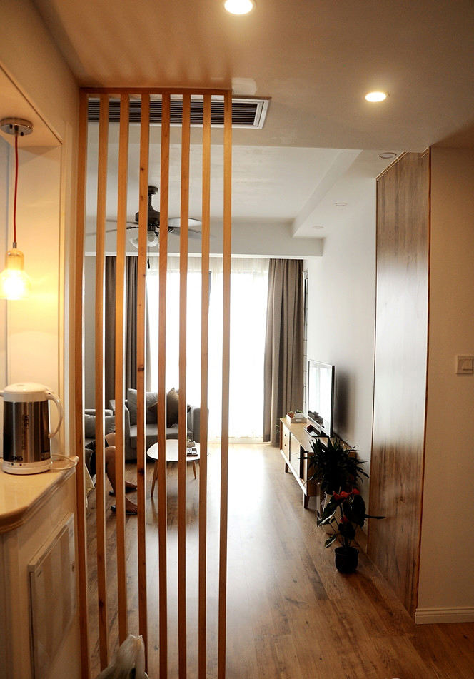 日式设计小户型室内原木竖条半隔断装饰图