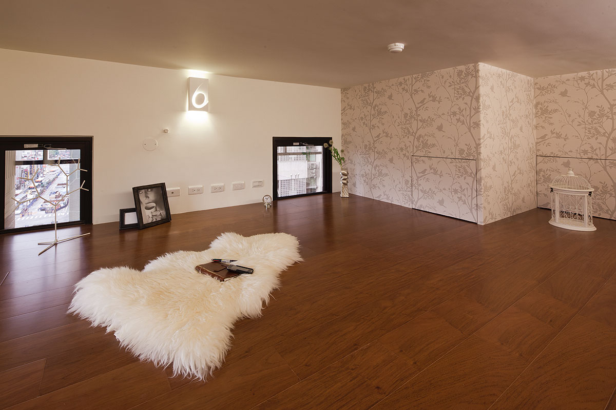 摩登现代风格复式阁楼实木复合地板装饰图