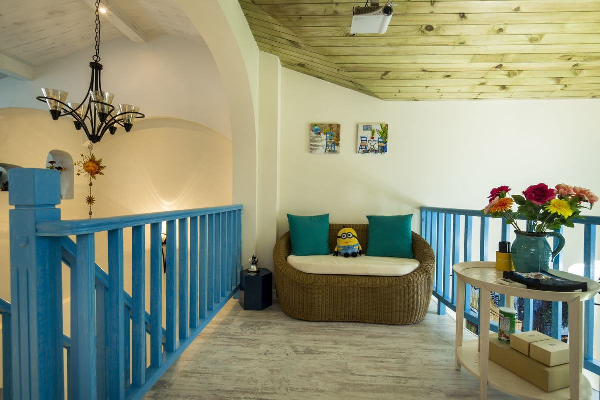 蓝色系地中海风格复式家居休闲区栏杆效果图