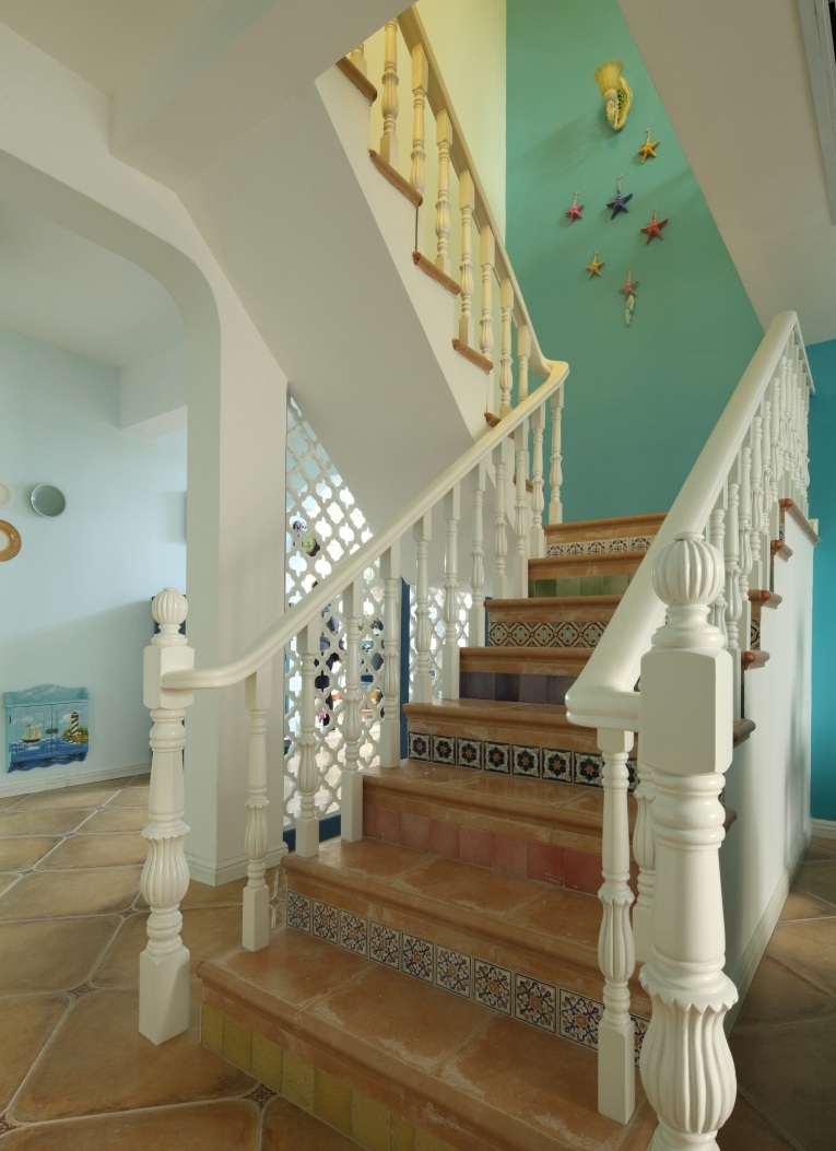 美式风格别墅室内楼梯设计装潢图片