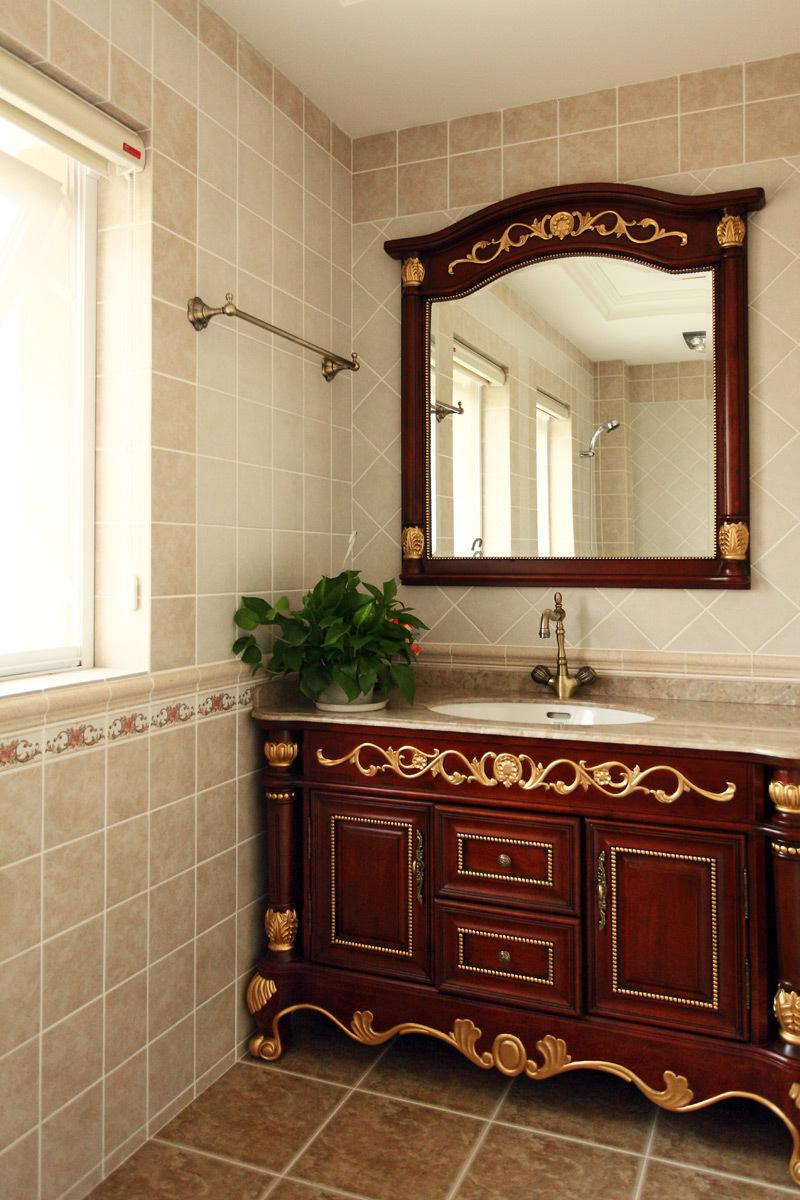贵气欧式复古风格卫生间浴室柜及镜子装潢美图