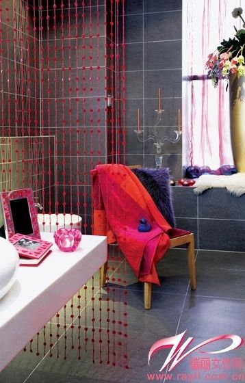 浴室红色珠帘充当精美隔断
