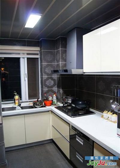 开放式的厨房黑色瓷砖上灰色的花纹让厨房充满神秘色彩