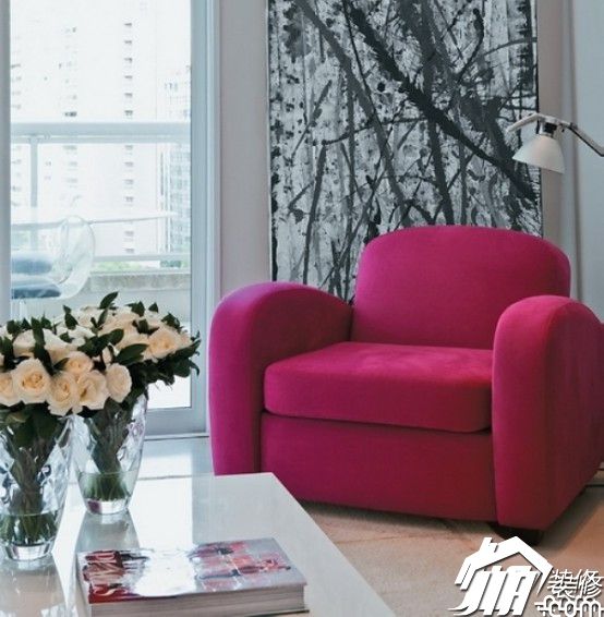 素雅的客厅一张枚红色的单人沙发,把客厅提亮了不少米色为主