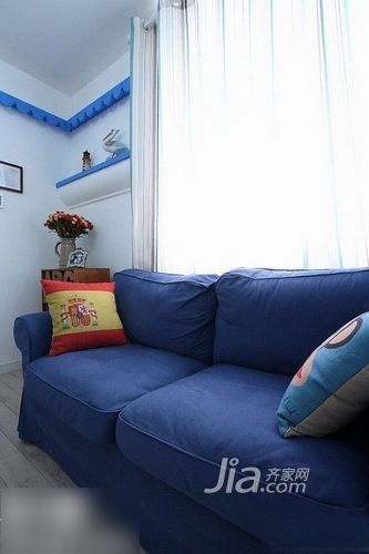 蓝色沙发是宜家买的木地板用的是实木的质量相当不