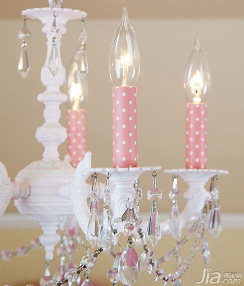 pink-chandelier-bed