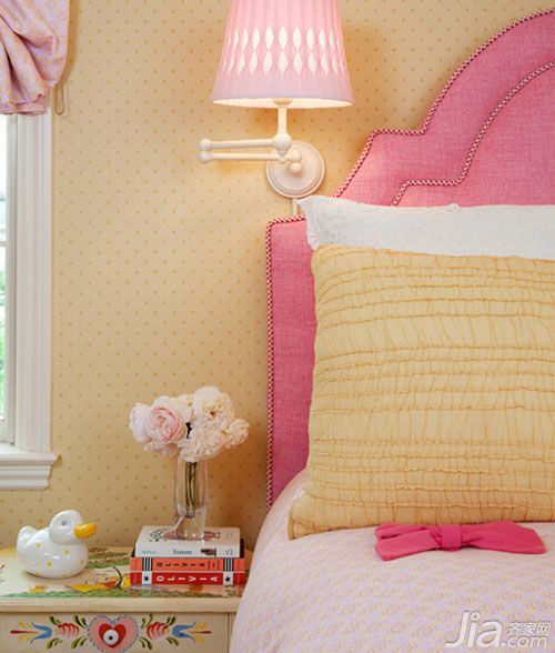 pink-chandelier-bed-2