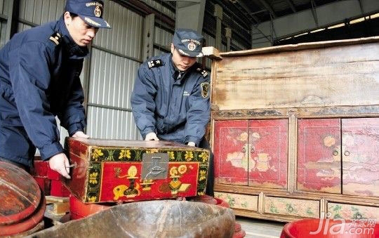 宁波海关查获2批民国家具 仿古家具中藏文物