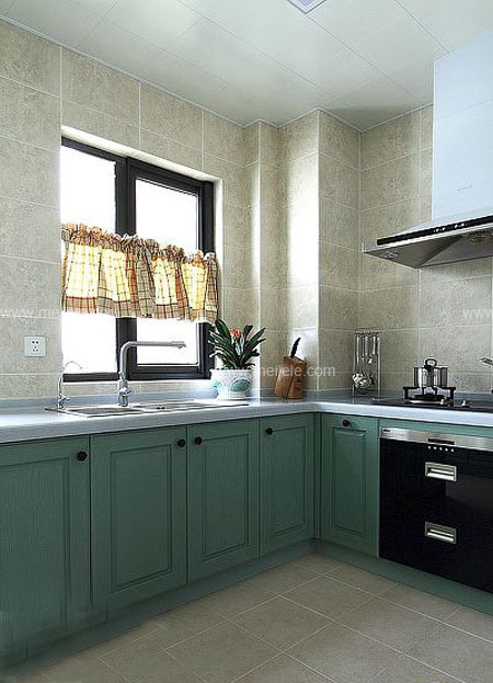 整个厨房空间采用了深蓝色色彩的橱柜,使之将整个空间的地中海风格