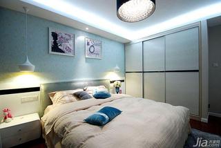 现代简约风格二居室90平米卧室床图片