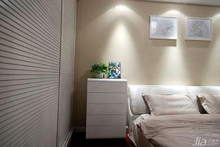 现代简约风格二居室90平米卧室床头柜效果图