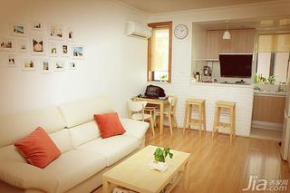 日式风格二居室原木色50平米客厅照片墙沙发效果图