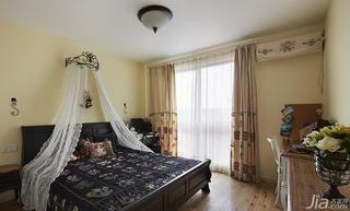 美式乡村风格二居室90平米卧室床效果图