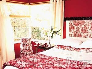 简约风格四房温馨红色5-10万100平米客厅床婚房家装图片