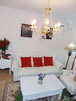 欧式风格二居室10-15万70平米客厅沙发效果图