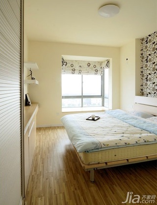 简约风格二居室5-10万70平米卧室床新房平面图