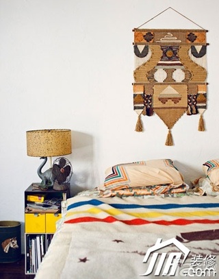 欧式风格二居室舒适富裕型卧室床效果图
