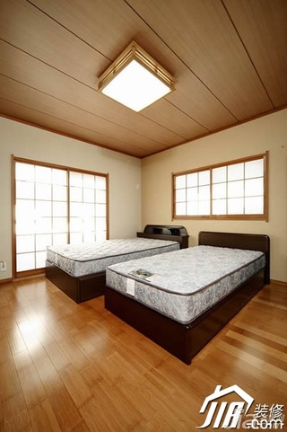 日式风格二居室70平米卧室床图片