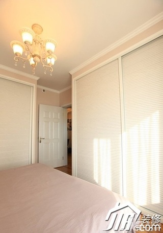 混搭风格二居室简洁富裕型90平米卧室床图片