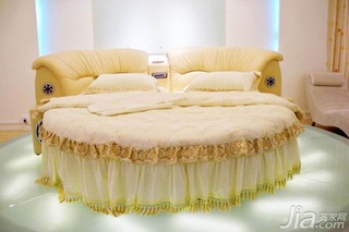 温馨黄色富裕型卧室床效果图