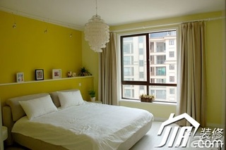 混搭风格公寓黄色富裕型卧室卧室背景墙灯具图片