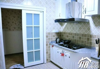 田园风格公寓简洁白色富裕型厨房橱柜图片