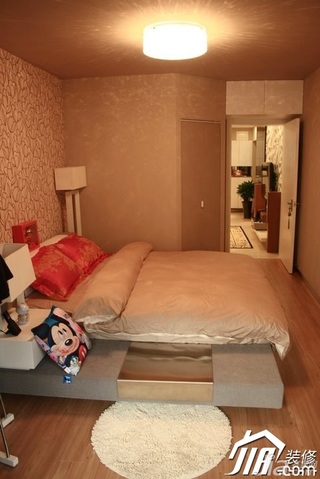 简约风格小户型舒适经济型卧室床图片