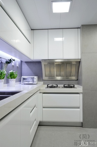 导火牛简约风格公寓白色经济型厨房橱柜设计