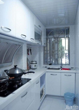 小户型实用白色厨房橱柜效果图