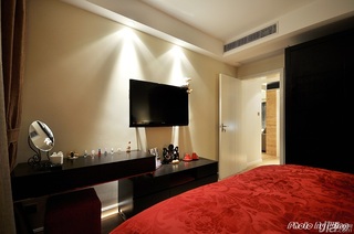 混搭风格公寓红色富裕型90平米卧室电视背景墙梳妆台图片