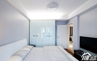 混搭风格公寓简洁白色富裕型90平米卧室电视背景墙衣柜安装图