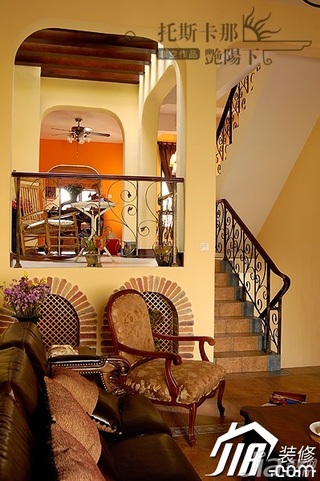 非空别墅富裕型140平米以上客厅楼梯沙发图片