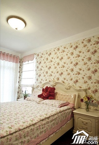 欧式风格复式浪漫豪华型卧室床图片