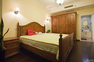 新古典风格二居室古典米色富裕型卧室床效果图