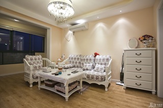 欧式风格二居室温馨暖色调富裕型客厅沙发效果图
