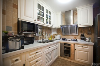 欧式风格二居室温馨暖色调富裕型厨房橱柜定制