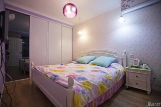 欧式风格二居室温馨暖色调富裕型卧室床图片