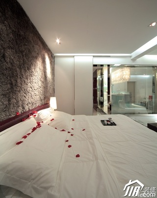 loft风格公寓简洁白色富裕型卧室卧室背景墙床图片