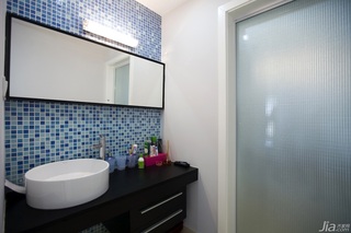 简约风格二居室稳重富裕型卫生间背景墙洗手台图片