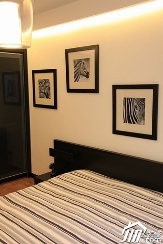 混搭风格跃层豪华型卧室照片墙床图片