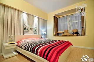 简约风格一居室温馨暖色调富裕型卧室飘窗床效果图