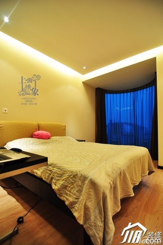 简约风格二居室简洁暖色调富裕型120平米卧室床图片