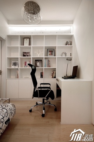 简约风格三居室温馨白色5-10万130平米书房灯具图片