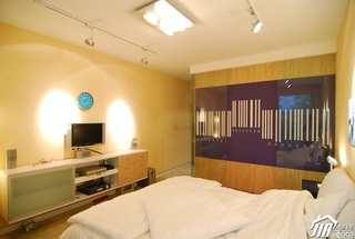 混搭风格小户型温馨暖色调富裕型卧室床效果图