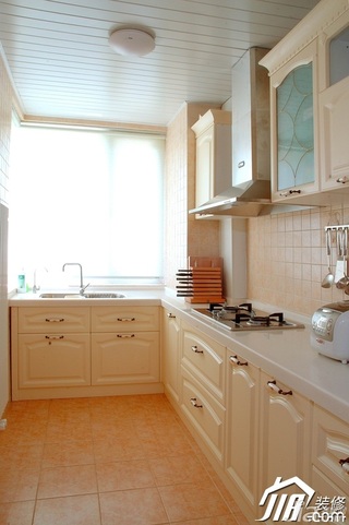 美式乡村风格二居室唯美米色豪华型厨房橱柜设计图