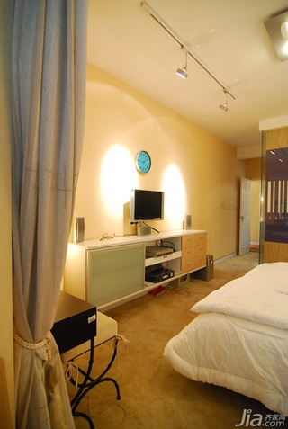 混搭风格公寓时尚暖色调富裕型卧室床图片