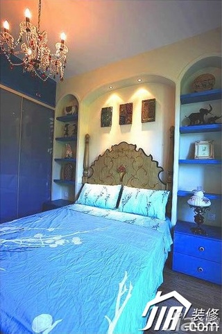 地中海风格公寓舒适经济型110平米卧室卧室背景墙灯具图片
