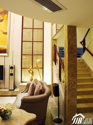 混搭风格别墅古典暖色调豪华型客厅楼梯沙发图片