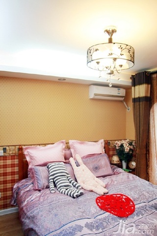 混搭风格小户型温馨经济型卧室床婚房设计图